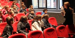 Huşamadyan'dan Shogher Margosyan, Kalfayan Okulu öğrencilerine arşiv atölyesini tanıtırken